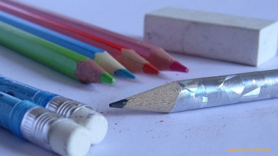 Buntstifte und Bleistifte aus der Sammelaktion im Powi-Unterricht