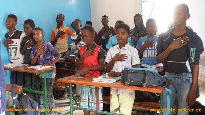 Kinder der Waisenhausschule in Mauretanien erhalten Stifte