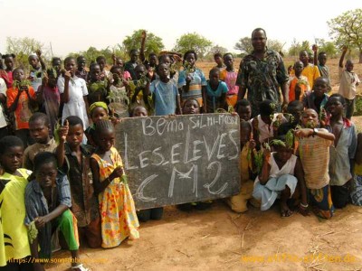 Schüler in Bema, Burkina Faso im Schulgarten