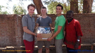 Übergabe der Stifte in Malawi