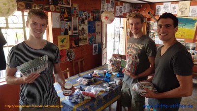 Übergabe von 10 kg Schulmaterialien an die Freiwilligen der Tawuka Schule 